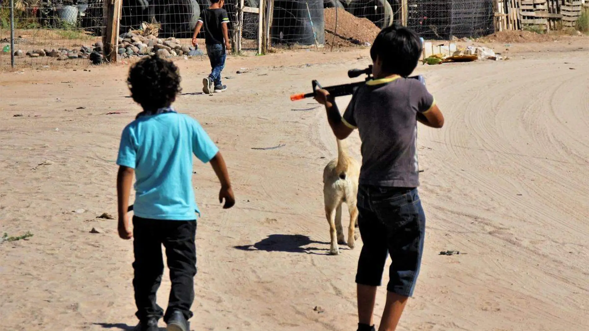 Niños de las Tres Reinas juegan con arma de juguete